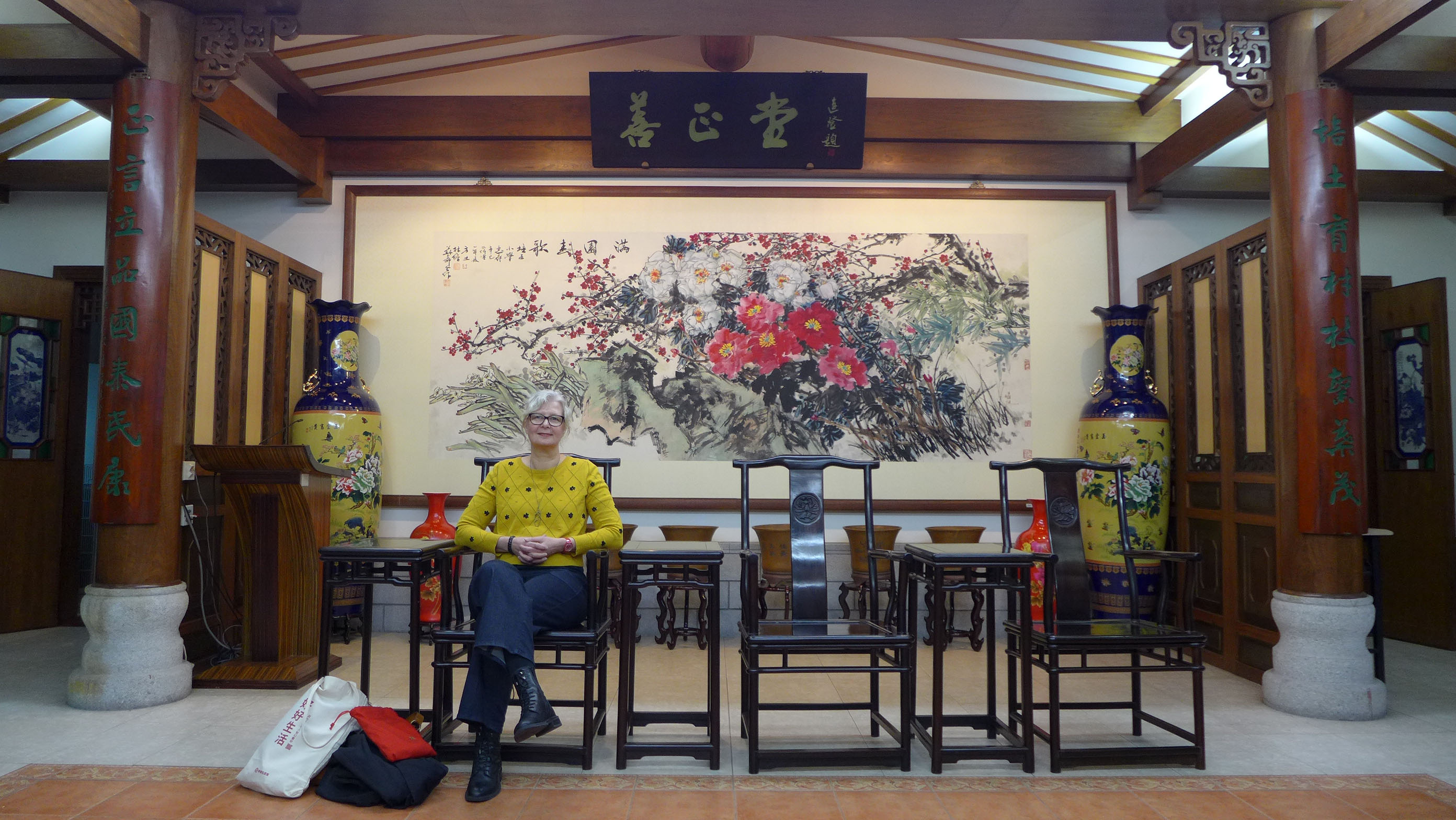 Anna Fiske på turné i Kina med Hallo-bøkene_servert_te_av_rektor_Gouangzhou