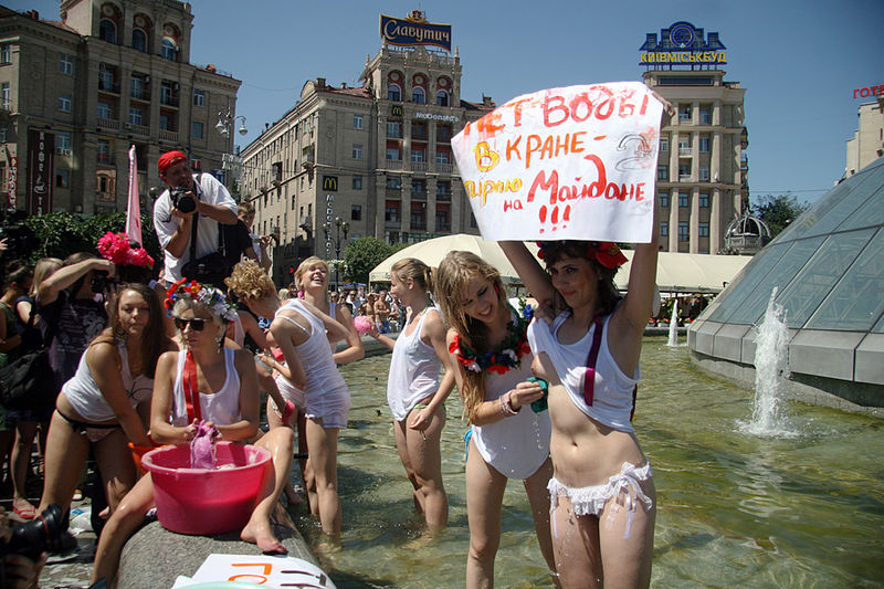 800px-FEMEN_Annual_protest_against_regular_summer_hot_water_switch_off-2