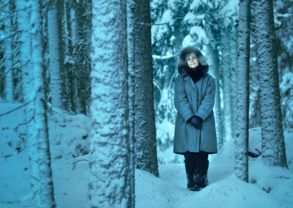 I skogen: Britt Karin Larsen har et sterkt personlig og litterært forhold til trærne i Finnskogen (Foto: Hans Fredrik Asbjørnsen) 
