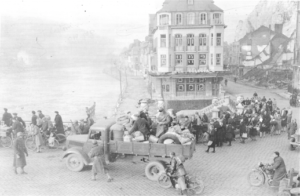 Belgiske flyktninger krysser Meuse.