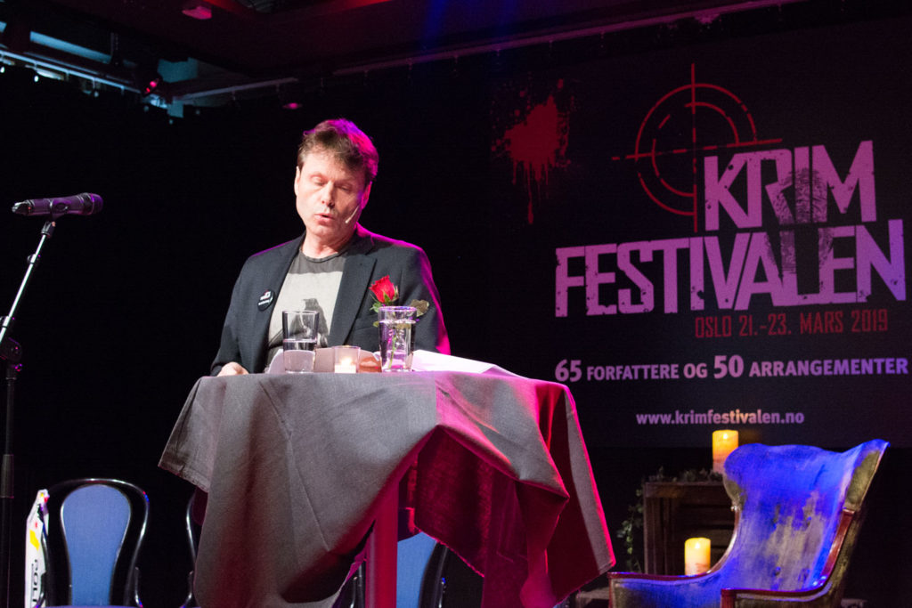 Torkild Damhaug på scenen på krimfestivalen 2019