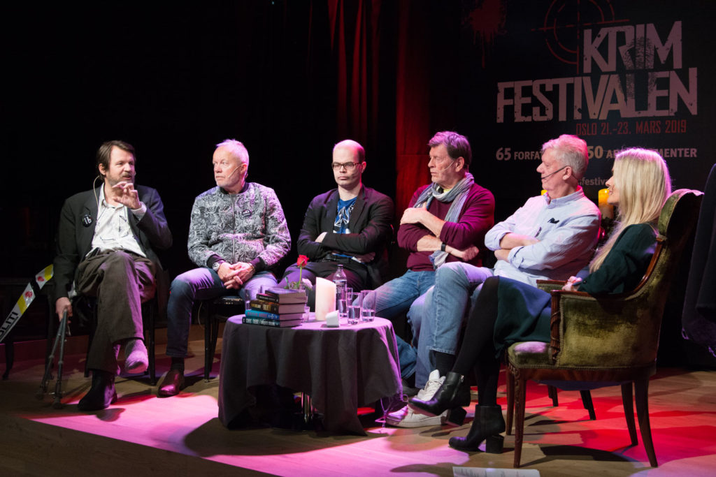 Tom Egeland, Øistein Borge, Hans Olav Lahlum, Bjørn Bottolvs og Chris Tvedt i panelsamtale