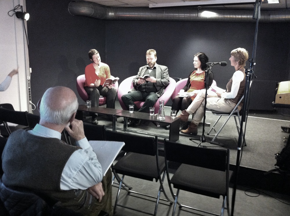 Kolbein Falkeid lytter interessert til samtalen i NRKs lesesirkel. Falkeid med ryggen til, i panelet Mia Hidle, Håvard Rem og Mona Vetrhus. Programleder Cille Biermann.