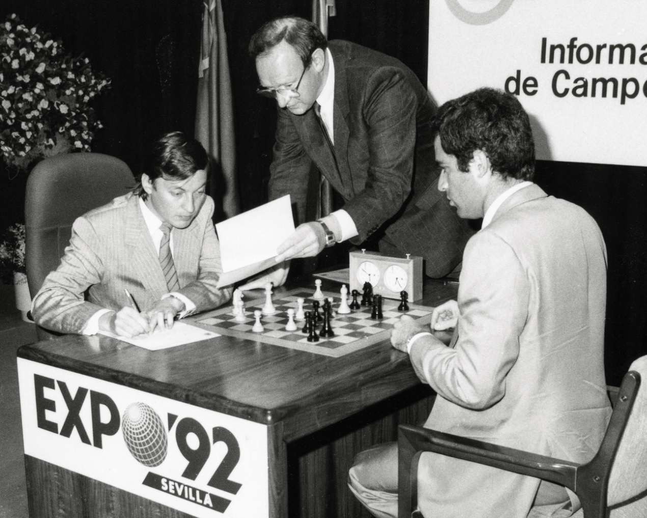 Anatolij Karpov og Garry Kasparov under VM-kampen i Sevilla i 1987.