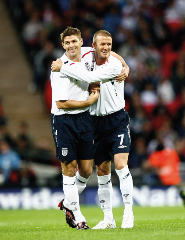 - Feiring av et tredje mål med David Beckham under en kamp mot Sveits i EM i 2004.