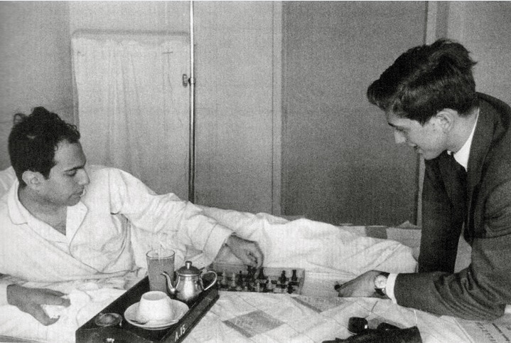 Mikhail Tal i sykesenga med besøk fra Bobby Fischer.