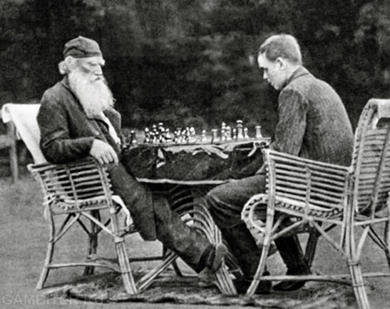 Forfatteren Leo Tolstoj spiller sjakk med en av sønnene på godset sitt.