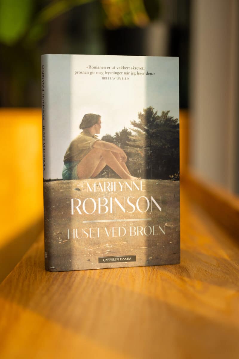 Foto av «Huset ved broen» av Marilynne Robinson