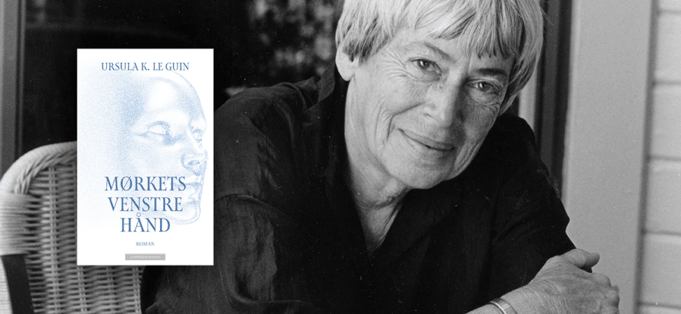 Foto av Ursula K. Le Guin med omslaget til «Mørkets venstre hånd»